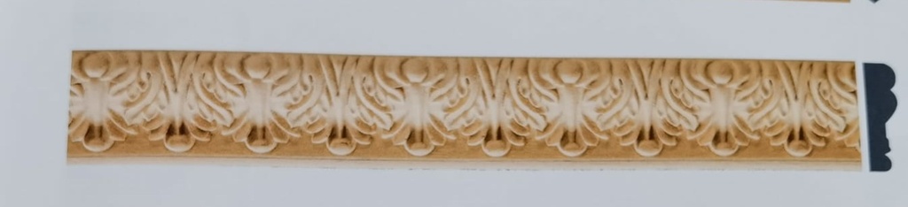 Cornisa made of carved wood