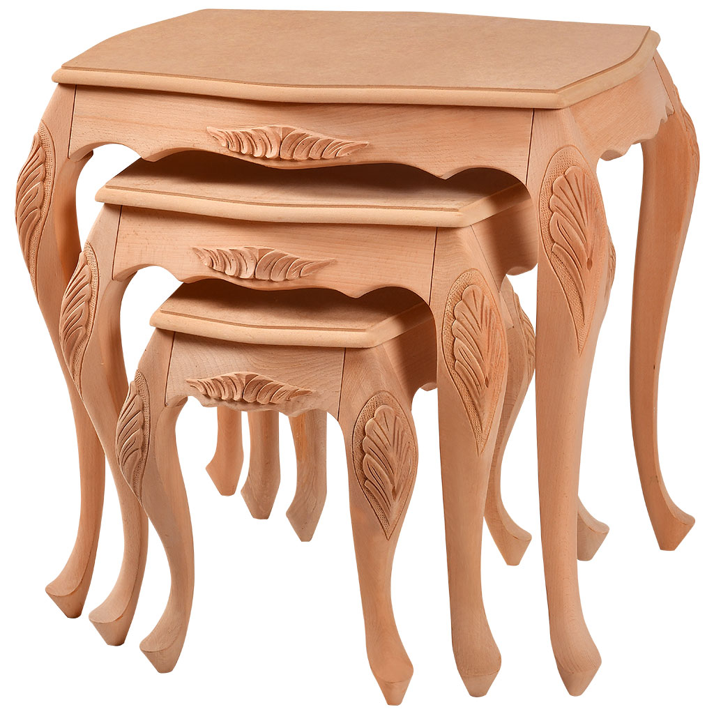 Ensemble de tables de bois et de MDF avec sculpture