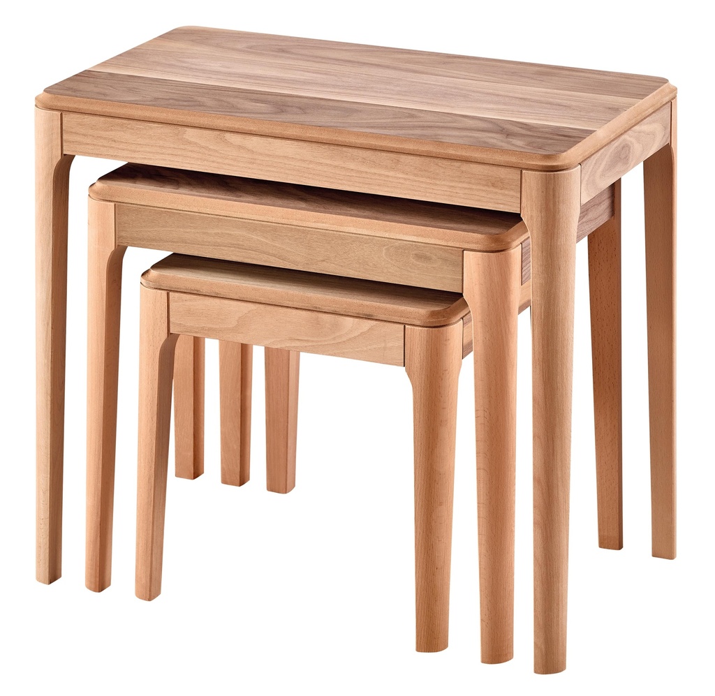 Set von Holztischen mit Walnussfurnier